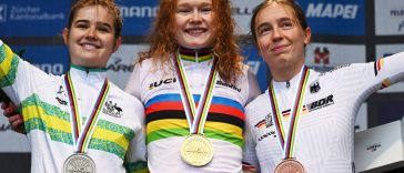 ZURICH SUIZA SEPTIEMBRE 28 La medallista de oro Puck Pieterse del equipo Holanda C La medallista de plata Neve Bradbury del equipo Australia L y la medallista de bronce Antonia Niedermaier del equipo Alemania R posan en el podio durante el 97º Campeonato Mundial de Ciclismo UCI Zurich 2024 Women U23 Road Race a 1541km un día carrera de Uster a Zurich el 28 de septiembre de 2024 en Zurich, Suiza Foto de Tim de WaeleGetty Images