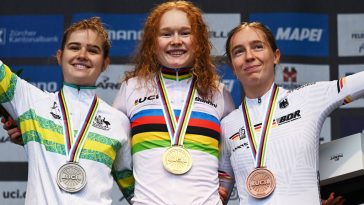 ZURICH SUIZA SEPTIEMBRE 28 La medallista de oro Puck Pieterse del equipo Holanda C La medallista de plata Neve Bradbury del equipo Australia L y la medallista de bronce Antonia Niedermaier del equipo Alemania R posan en el podio durante el 97º Campeonato Mundial de Ciclismo UCI Zurich 2024 Women U23 Road Race a 1541km un día carrera de Uster a Zurich el 28 de septiembre de 2024 en Zurich, Suiza Foto de Tim de WaeleGetty Images