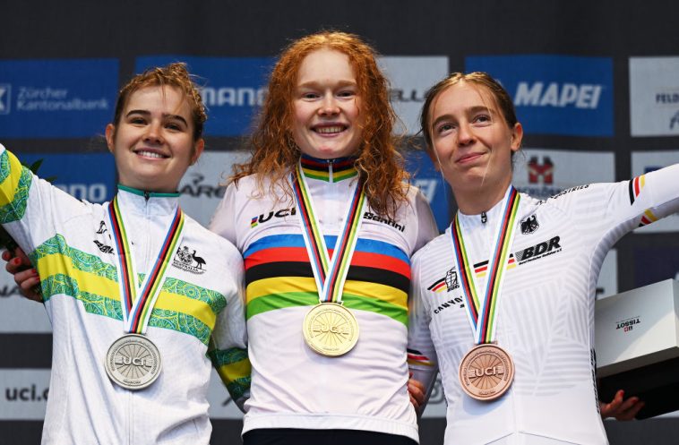 ZURICH SUIZA SEPTIEMBRE 28 La medallista de oro Puck Pieterse del equipo Holanda C La medallista de plata Neve Bradbury del equipo Australia L y la medallista de bronce Antonia Niedermaier del equipo Alemania R posan en el podio durante el 97º Campeonato Mundial de Ciclismo UCI Zurich 2024 Women U23 Road Race a 1541km un día carrera de Uster a Zurich el 28 de septiembre de 2024 en Zurich, Suiza Foto de Tim de WaeleGetty Images