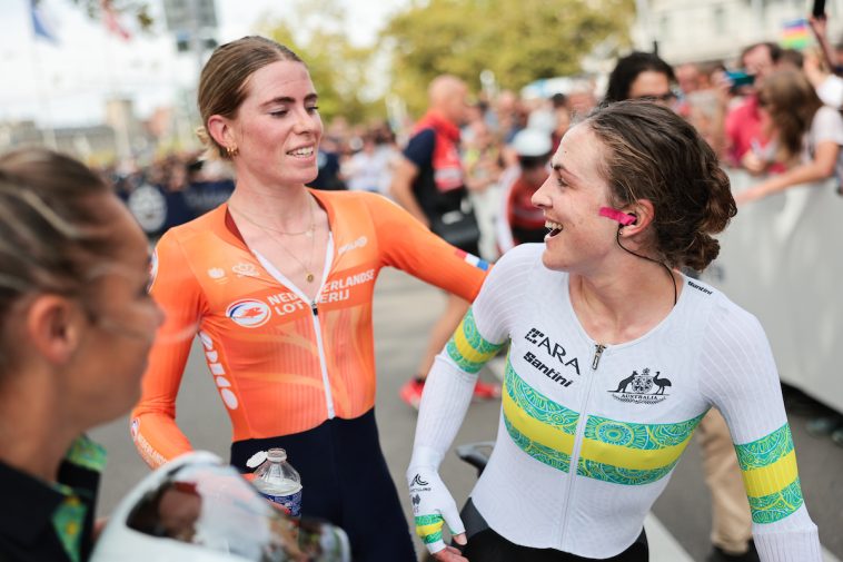 Fotografía de Alex Whitehead/SWpix.com - 22/09/2024 - Campeonato Mundial de Ciclismo en Ruta y Paraciclismo UCI 2024, Zúrich, Suiza - Contrarreloj individual femenino de élite (ITT) - Demi Vollering (Países Bajos) felicita a Grace Brown (Australia) por convertirse en Campeona del Mundo