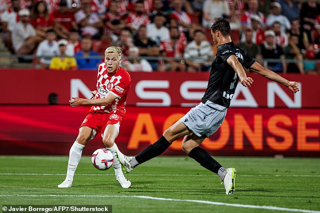 Donny van de Beek busca reconstruir su carrera después de mudarse a Girona durante el verano