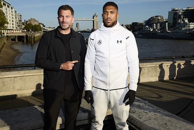 Eddie Hearn comparó a Anthony Joshua, a la derecha, con su propio equipo, el Tottenham Hotspur.