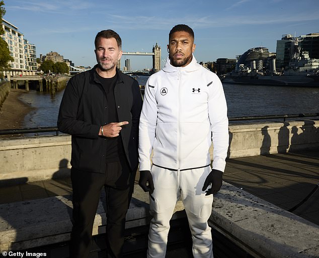 Eddie Hearn comparó a Anthony Joshua, a la derecha, con su propio equipo, el Tottenham Hotspur.