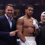 El promotor Eddie Hearn (izquierda) ha revelado cuándo se retirará Anthony Joshua del boxeo