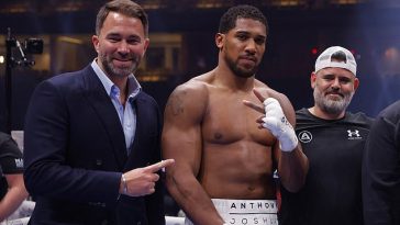 El promotor Eddie Hearn (izquierda) ha revelado cuándo se retirará Anthony Joshua del boxeo