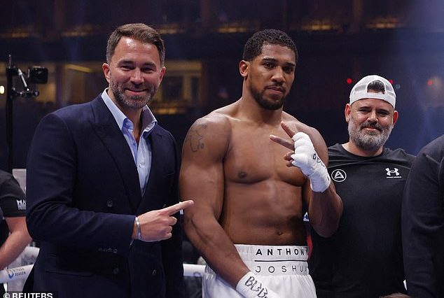 El promotor Eddie Hearn (izquierda) ha revelado cuándo se retirará Anthony Joshua del boxeo