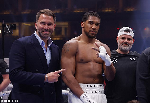 El promotor Eddie Hearn (izquierda) ha revelado cuándo se retirará Anthony Joshua del boxeo