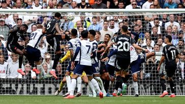 Gabriel saltó más alto para cabecear un córner y poner al Arsenal en ventaja justo después de la hora de juego.