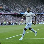 Jhon Duran fotografiado celebrando después de marcar para el Aston Villa en la victoria por 2-1 como visitante ante el West Ham