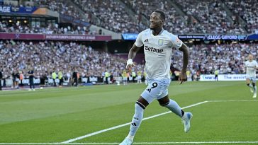 Jhon Duran fotografiado celebrando después de marcar para el Aston Villa en la victoria por 2-1 como visitante ante el West Ham