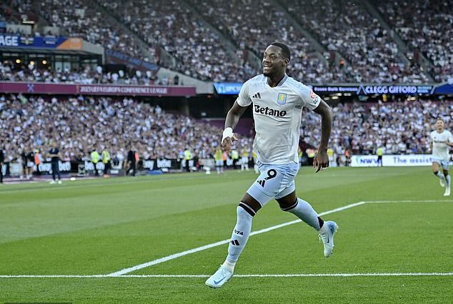 Jhon Duran fotografiado celebrando después de marcar para el Aston Villa en la victoria por 2-1 como visitante ante el West Ham