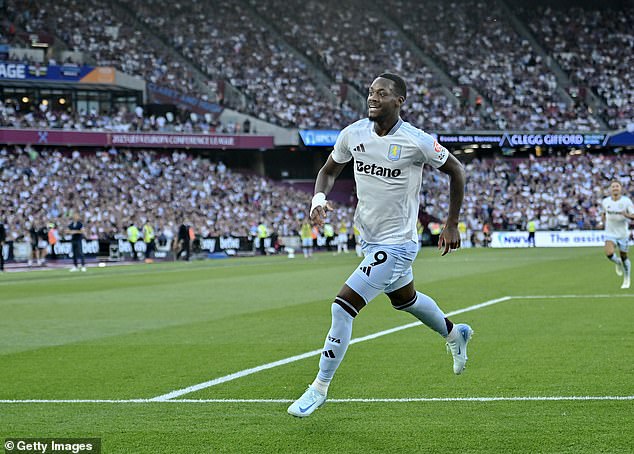 Jhon Duran fotografiado celebrando después de marcar para el Aston Villa en la victoria por 2-1 como visitante ante el West Ham