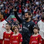 LIVERPOOL, INGLATERRA - Domingo 25 de agosto de 2024: El capitán del Liverpool, Virgil van Dijk, el portero Alisson Becker, Ibrahima Konaté, Andy Robertson y Alexis Mac Allister se alinean antes del partido de la FA Premier League entre el Liverpool FC y el Brentford FC en Anfield. El Liverpool ganó 2-0. (Foto de David Rawcliffe/Propaganda)