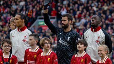 LIVERPOOL, INGLATERRA - Domingo 25 de agosto de 2024: El capitán del Liverpool, Virgil van Dijk, el portero Alisson Becker, Ibrahima Konaté, Andy Robertson y Alexis Mac Allister se alinean antes del partido de la FA Premier League entre el Liverpool FC y el Brentford FC en Anfield. El Liverpool ganó 2-0. (Foto de David Rawcliffe/Propaganda)