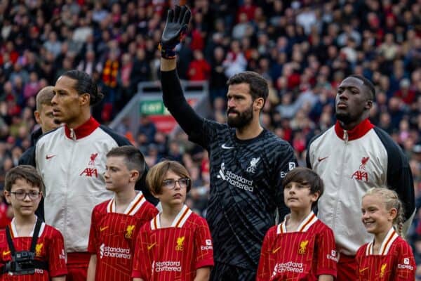 LIVERPOOL, INGLATERRA - Domingo 25 de agosto de 2024: El capitán del Liverpool, Virgil van Dijk, el portero Alisson Becker, Ibrahima Konaté, Andy Robertson y Alexis Mac Allister se alinean antes del partido de la FA Premier League entre el Liverpool FC y el Brentford FC en Anfield. El Liverpool ganó 2-0. (Foto de David Rawcliffe/Propaganda)