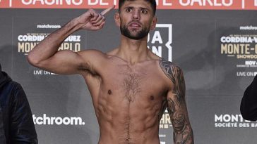 Al boxeador británico Joe Cordina (en la foto) se le ha negado cruelmente una oportunidad por el título mundial después de que su oponente estadounidense sufriera una lesión tardía en la mano.