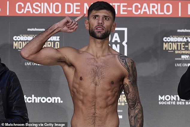 Al boxeador británico Joe Cordina (en la foto) se le ha negado cruelmente una oportunidad por el título mundial después de que su oponente estadounidense sufriera una lesión tardía en la mano.