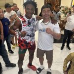 La estrella de las redes sociales IShowSpeed ​​aparece en la foto (izquierda) publicando una foto con Manny Pacquiao (derecha)