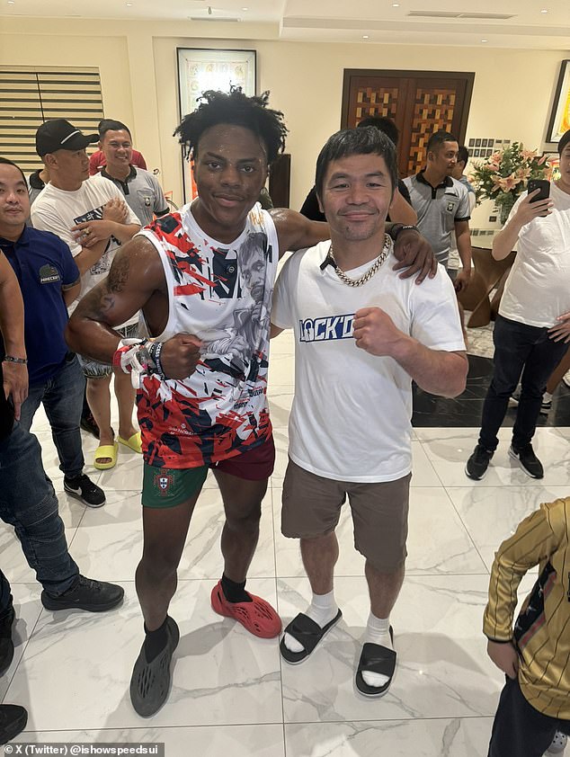 La estrella de las redes sociales IShowSpeed ​​aparece en la foto (izquierda) publicando una foto con Manny Pacquiao (derecha)