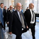 El presidente del Nápoles, De Laurentiis, lucha por contener las lágrimas durante la conferencia de prensa