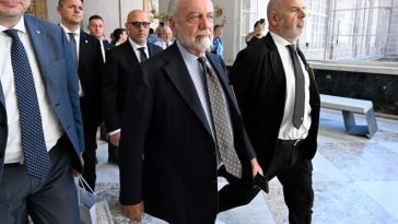 El presidente del Nápoles, De Laurentiis, lucha por contener las lágrimas durante la conferencia de prensa