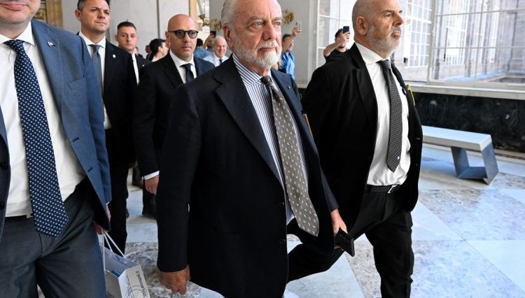 El presidente del Nápoles, De Laurentiis, lucha por contener las lágrimas durante la conferencia de prensa