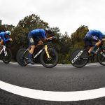 Filippo Ganna, Edoardo Affini y Matteo Sobrero de Italia durante la etapa de élite masculina del relevo mixto contrarreloj por equipos en Wollongong