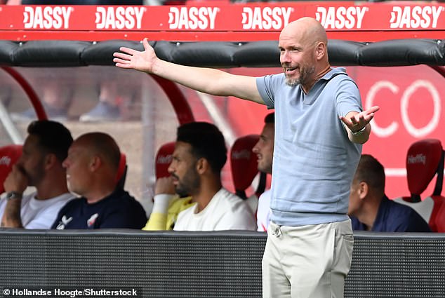 Ten Hag volvió al banquillo del Utrecht para el partido de homenaje a Mark van der Maarel