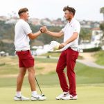 Luke Clanton, de los Florida State Seminoles, celebra con su compañero de equipo Tyler Weaver, de los Florida State Seminoles, después de ganar su partido contra los Georgia Tech Yellow Jackets en las semifinales durante el Campeonato de Golf Masculino de la División I celebrado en Omni La Costa Resort & Spa el 28 de mayo de 2024 en Carlsbad, California. (Foto de C. Morgan Engel/NCAA Photos via Getty Images)