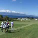 Sahith Theegala y Scottie Scheffler recorren el hoyo 18 durante la ronda final del torneo Sentry 2024 en el campo Plantation de Kapalua. (Kyle Terada-USA TODAY Sports)