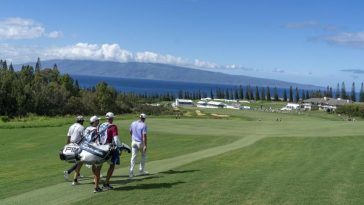 Sahith Theegala y Scottie Scheffler recorren el hoyo 18 durante la ronda final del torneo Sentry 2024 en el campo Plantation de Kapalua. (Kyle Terada-USA TODAY Sports)