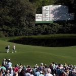 Bryson DeChambeau camina por el hoyo 11 durante la tercera ronda del Torneo Masters 2024 en el Augusta National Golf Club. (Jamie Squire/Getty Images)