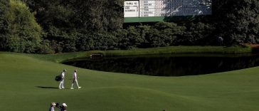 Bryson DeChambeau camina por el hoyo 11 durante la tercera ronda del Torneo Masters 2024 en el Augusta National Golf Club. (Jamie Squire/Getty Images)