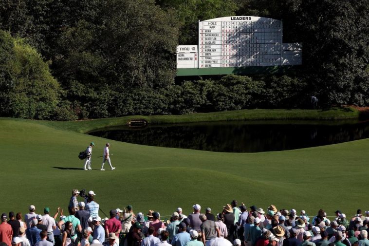 Bryson DeChambeau camina por el hoyo 11 durante la tercera ronda del Torneo Masters 2024 en el Augusta National Golf Club. (Jamie Squire/Getty Images)