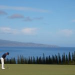 Harris English patea en el quinto green durante la ronda final del torneo Sentry 2024 en el Plantation Course de Kapalua, en Kapalua, Hawái. (Michael Reaves/Getty Images)