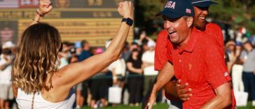 Keegan Bradley de EE. UU. celebra su victoria en la Copa Presidentes 2024 con su esposa Jillian Stacey y su compañero de equipo Tony Finau.