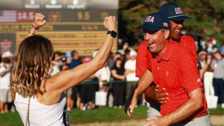 Keegan Bradley de EE. UU. celebra su victoria en la Copa Presidentes 2024 con su esposa Jillian Stacey y su compañero de equipo Tony Finau.