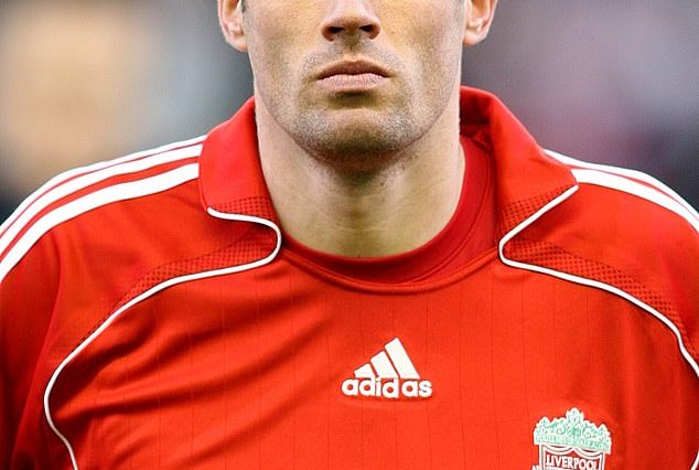 La leyenda del Liverpool, Jamie Carragher, ha pedido al club de Merseyside que recupere su antiguo logotipo