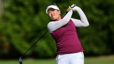 La tailandesa Jasmine Suwannapura realiza un tiro en su camino hacia el liderato de la primera ronda del Campeonato US LPGA NW Arkansas (Alex Slitz)