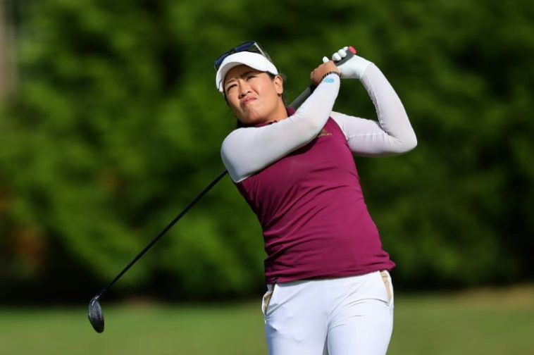 La tailandesa Jasmine Suwannapura realiza un tiro en su camino hacia el liderato de la primera ronda del Campeonato US LPGA NW Arkansas (Alex Slitz)