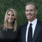 Joe Buck y su esposa Michelle Beisner posan en la alfombra roja de los premios Texas Medal of Arts Awards el miércoles 25 de febrero en el Long Center de Austin, Texas. (Foto de Suzanne Cordeiro/Corbis vía Getty Images)