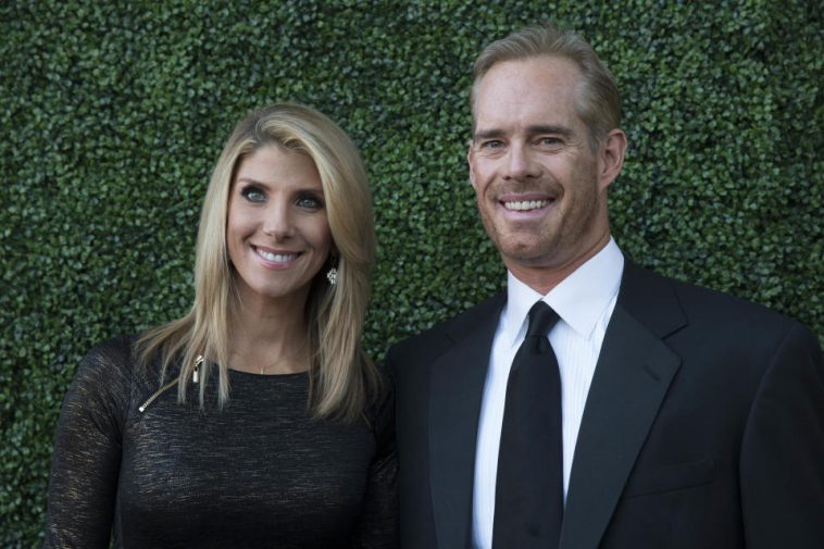 Joe Buck y su esposa Michelle Beisner posan en la alfombra roja de los premios Texas Medal of Arts Awards el miércoles 25 de febrero en el Long Center de Austin, Texas. (Foto de Suzanne Cordeiro/Corbis vía Getty Images)