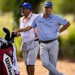 25 de abril de 2024; Avondale, Luisiana, EE. UU.; Kevin Kisner observa desde el hoyo 14 durante la primera ronda del torneo de golf Zurich Classic de Nueva Orleans. Crédito obligatorio: Stephen Lew-USA TODAY Sports