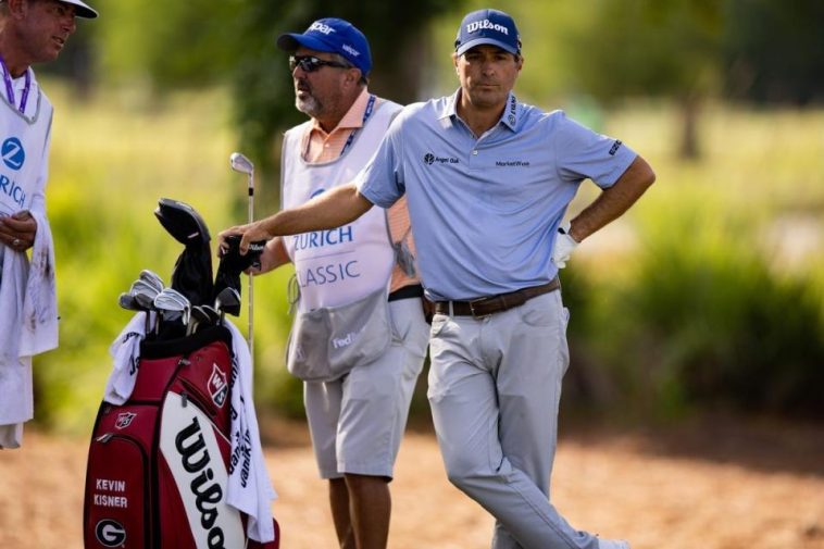 25 de abril de 2024; Avondale, Luisiana, EE. UU.; Kevin Kisner observa desde el hoyo 14 durante la primera ronda del torneo de golf Zurich Classic de Nueva Orleans. Crédito obligatorio: Stephen Lew-USA TODAY Sports