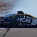 Kyle Busch se estrella mientras lideraba en Kansas Speedway (Video)