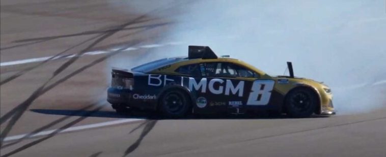 Kyle Busch se estrella mientras lideraba en Kansas Speedway (Video)