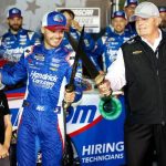 Kyle Larson y Rick Hendrick en la pista de la victoria - Bristol Motor Speedway - NASCAR Cup Series