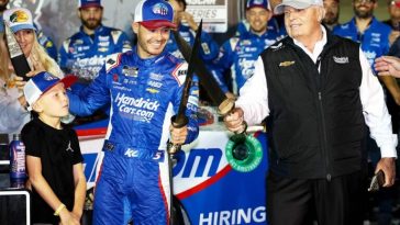 Kyle Larson y Rick Hendrick en la pista de la victoria - Bristol Motor Speedway - NASCAR Cup Series