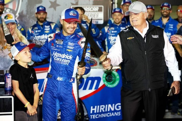 Kyle Larson y Rick Hendrick en la pista de la victoria - Bristol Motor Speedway - NASCAR Cup Series