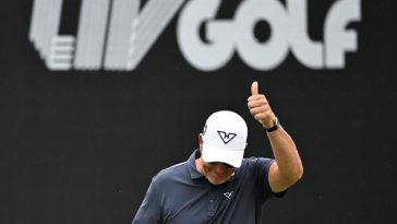 Phil Mickleson levanta el pulgar en el green del hoyo 18 en The Old White at the Greenbrier. Crédito obligatorio: Bob Donnan-USA TODAY Sports